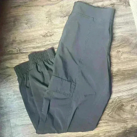 Athleta pant 4P NWOT Never worn. Greenish color. water resistant. - Picture 10 of 10